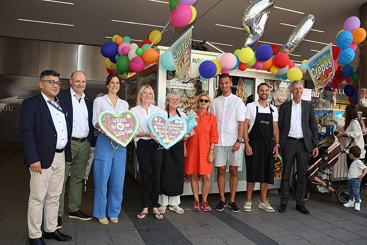 4.000 € als Spende wurden symbolisch in Form eines Riesen-Lebkuchenherzenan Johanna Helbig von der Stiftung Ambulantes Kinderhospitz München AKM anässlich des 40jährigen Jubiläums am 18.06.2024 überreicht